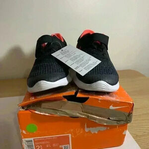 L9. NEW Youth NIKE Revolution 4- Black- US 2.5
